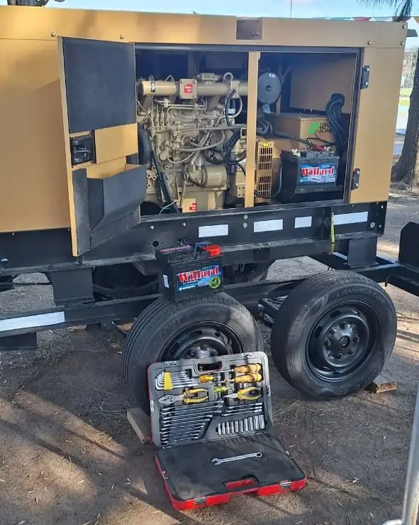 Puesta en marcha de grupo electrógeno diesel con puertas abiertas en evento